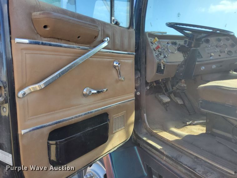 image for item DG8423 1995 Ford Aeromax L9000  semi truck