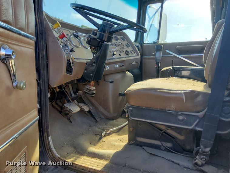 image for item DG8423 1995 Ford Aeromax L9000  semi truck