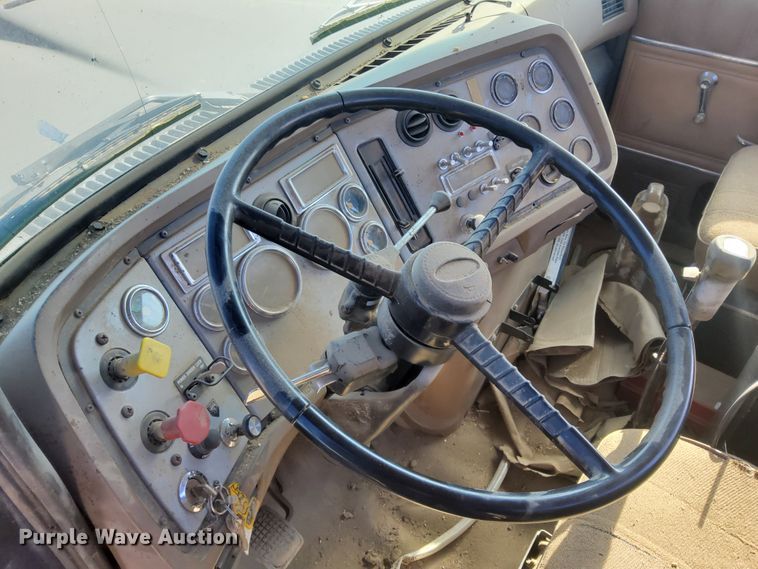 image for item DG8423 1995 Ford Aeromax L9000  semi truck