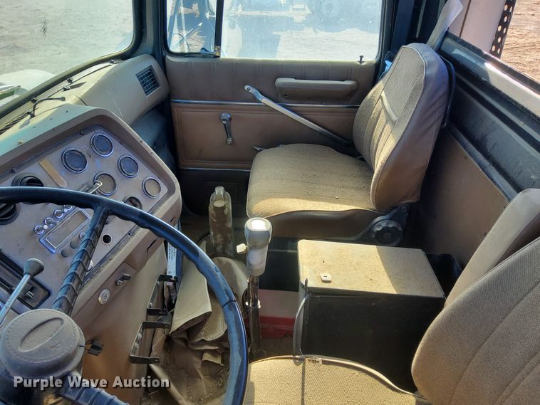 image for item DG8423 1995 Ford Aeromax L9000  semi truck