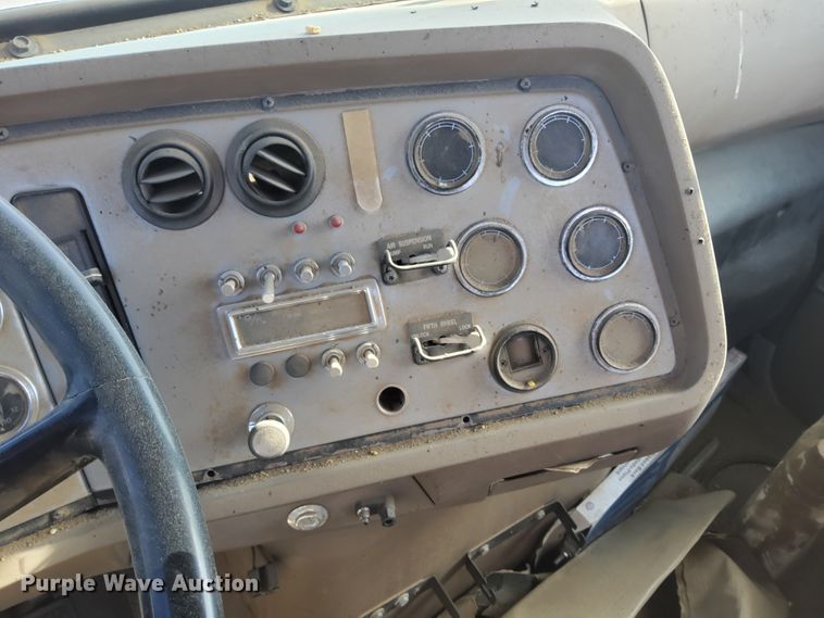 image for item DG8423 1995 Ford Aeromax L9000  semi truck