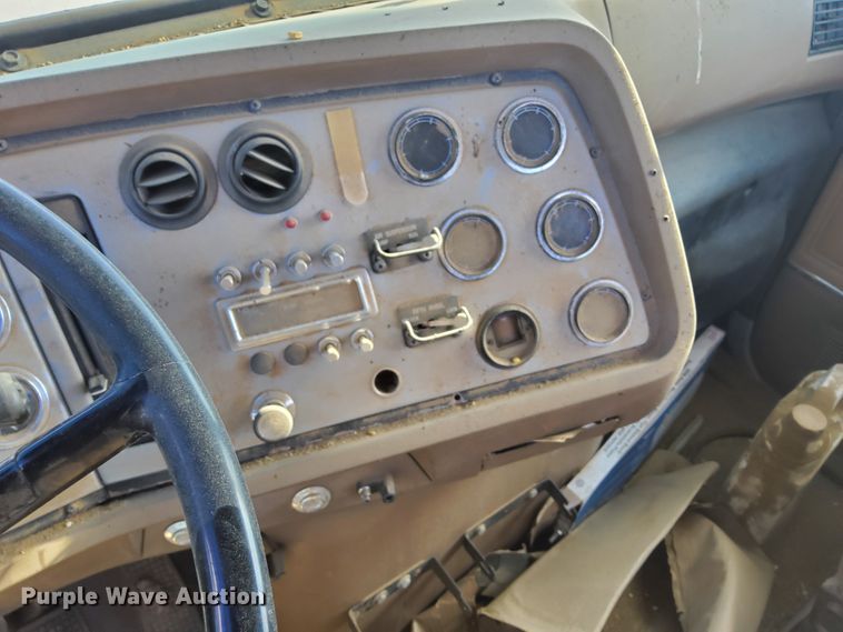 image for item DG8423 1995 Ford Aeromax L9000  semi truck