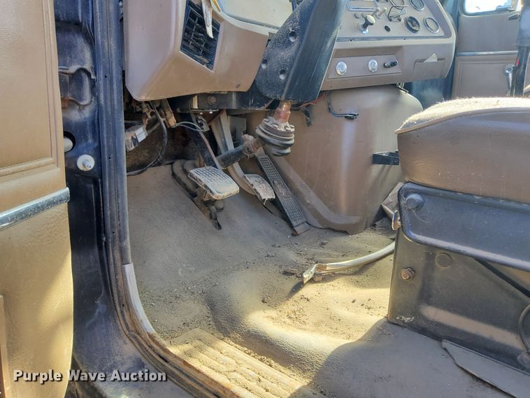 image for item DG8423 1995 Ford Aeromax L9000  semi truck