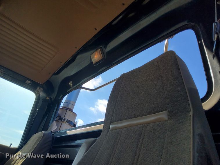 image for item DG8423 1995 Ford Aeromax L9000  semi truck