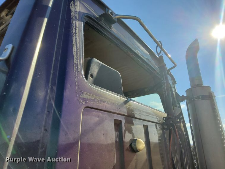 image for item DG8423 1995 Ford Aeromax L9000  semi truck