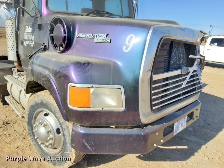 image for item DG8423 1995 Ford Aeromax L9000  semi truck