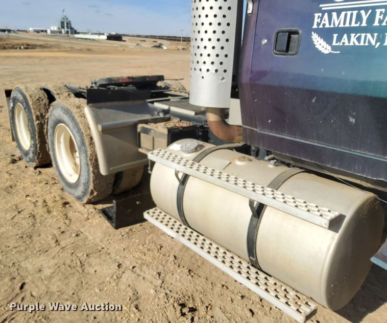 image for item DG8423 1995 Ford Aeromax L9000  semi truck