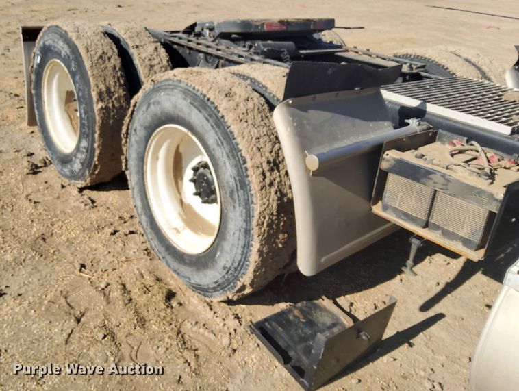 image for item DG8423 1995 Ford Aeromax L9000  semi truck