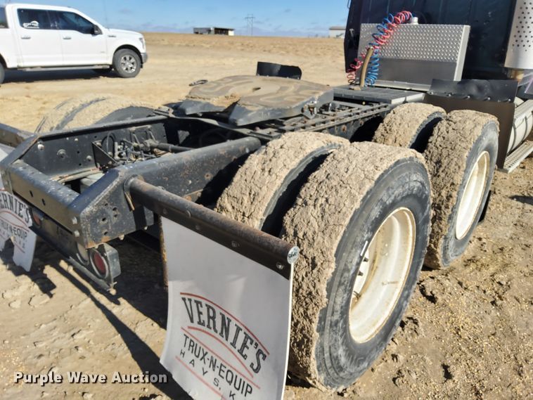 image for item DG8423 1995 Ford Aeromax L9000  semi truck