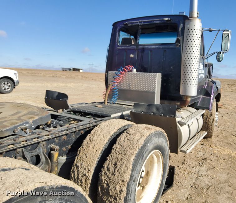 image for item DG8423 1995 Ford Aeromax L9000  semi truck