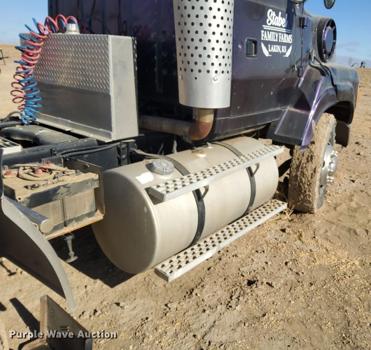 image for item DG8423 1995 Ford Aeromax L9000  semi truck