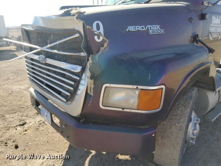 image for item DG8423 1995 Ford Aeromax L9000  semi truck