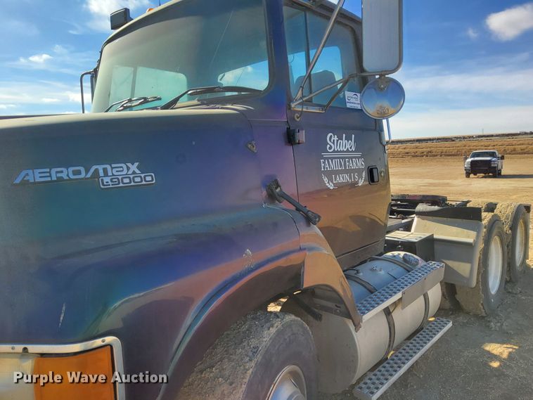 image for item DG8423 1995 Ford Aeromax L9000  semi truck