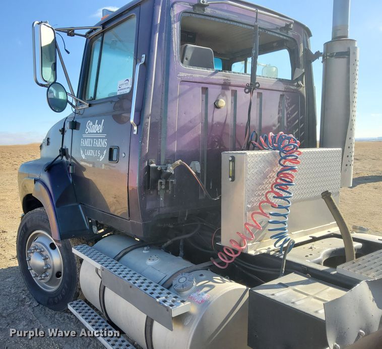 image for item DG8423 1995 Ford Aeromax L9000  semi truck