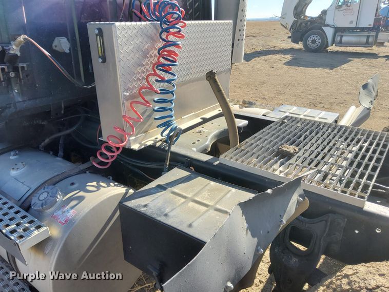 image for item DG8423 1995 Ford Aeromax L9000  semi truck