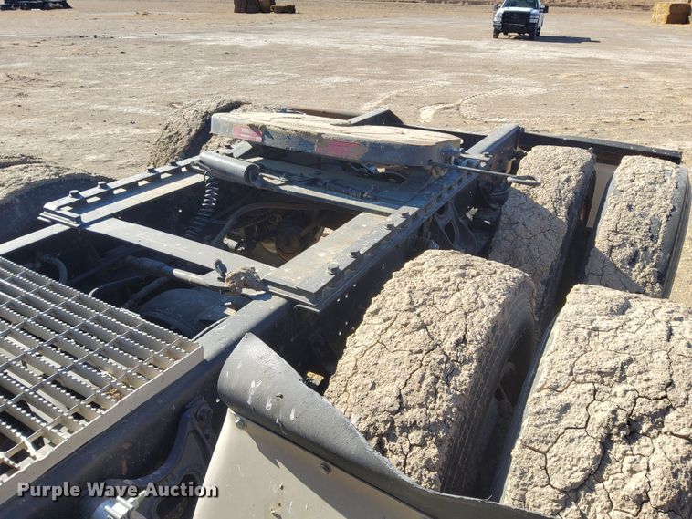 image for item DG8423 1995 Ford Aeromax L9000  semi truck