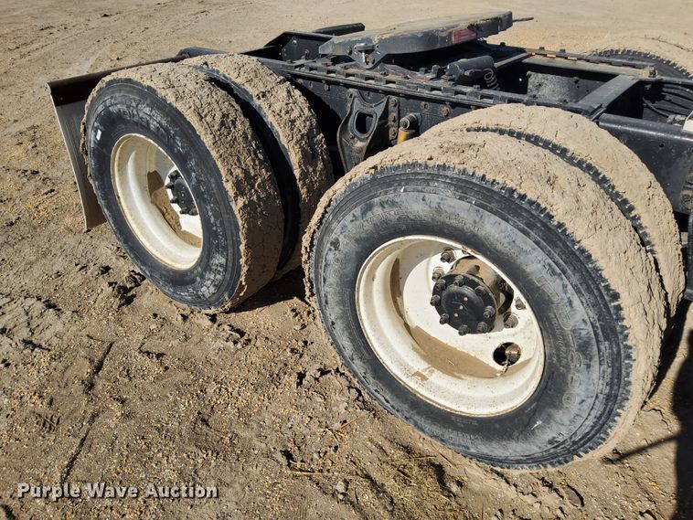 image for item DG8423 1995 Ford Aeromax L9000  semi truck