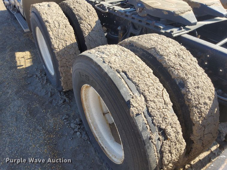 image for item DG8423 1995 Ford Aeromax L9000  semi truck