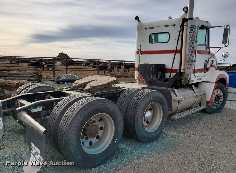 image for item DG8425 1999 Freightliner FLD120  semi truck