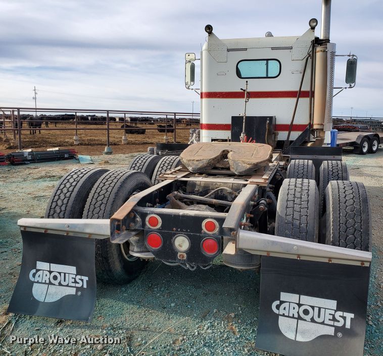 image for item DG8425 1999 Freightliner FLD120  semi truck