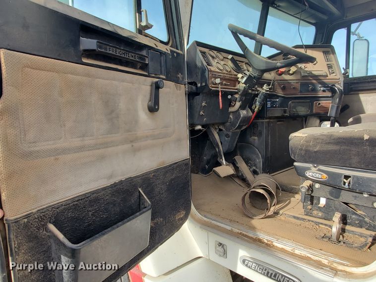 image for item DG8425 1999 Freightliner FLD120  semi truck