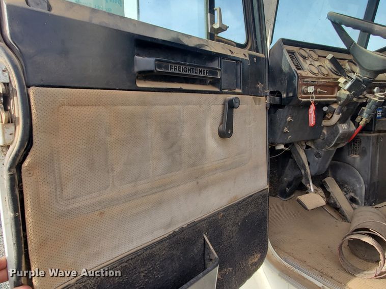 image for item DG8425 1999 Freightliner FLD120  semi truck