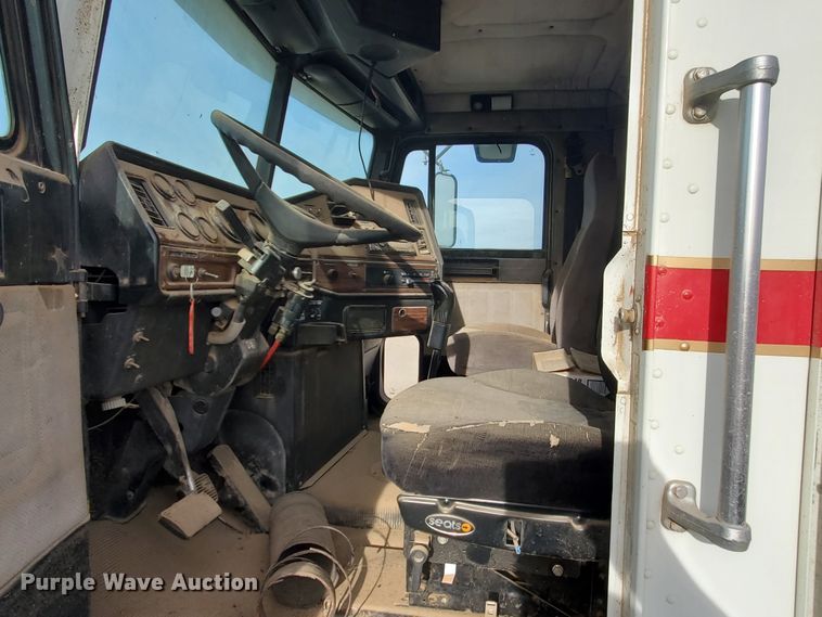 image for item DG8425 1999 Freightliner FLD120  semi truck