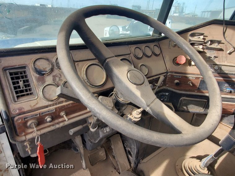 image for item DG8425 1999 Freightliner FLD120  semi truck