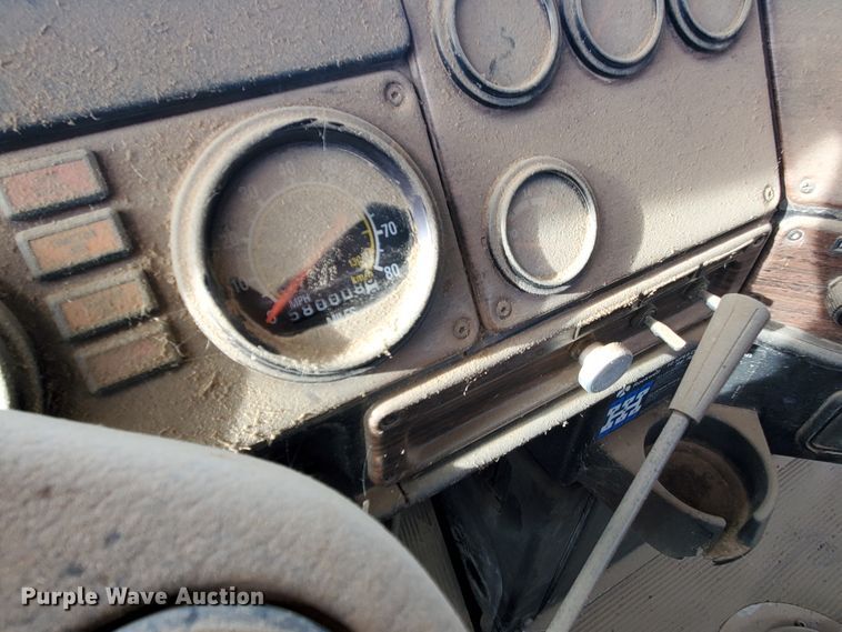 image for item DG8425 1999 Freightliner FLD120  semi truck