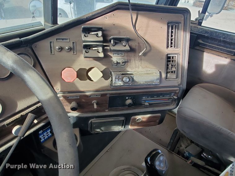 image for item DG8425 1999 Freightliner FLD120  semi truck