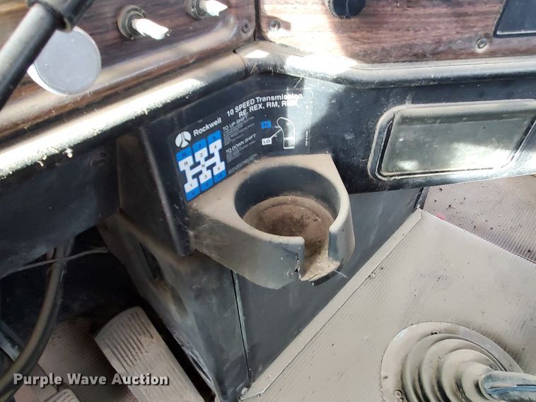 image for item DG8425 1999 Freightliner FLD120  semi truck