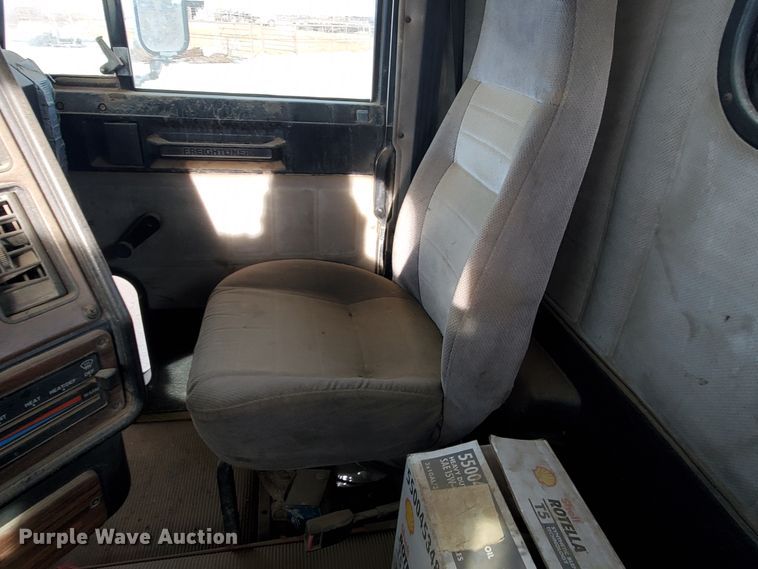 image for item DG8425 1999 Freightliner FLD120  semi truck