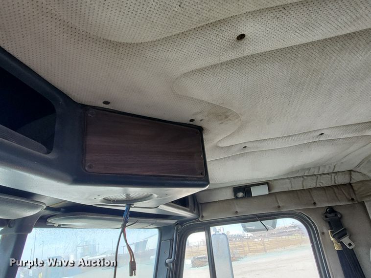 image for item DG8425 1999 Freightliner FLD120  semi truck