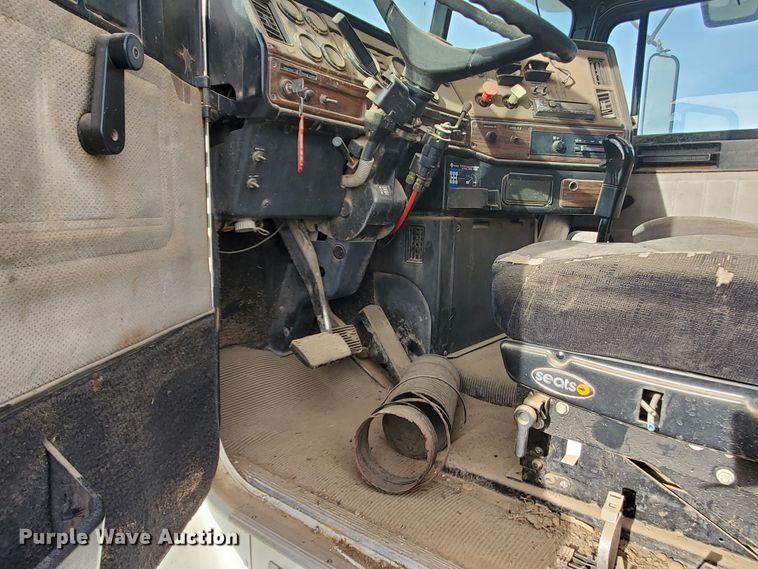 image for item DG8425 1999 Freightliner FLD120  semi truck