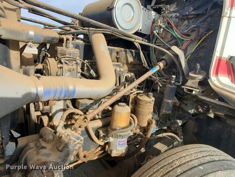 image for item DG8425 1999 Freightliner FLD120  semi truck