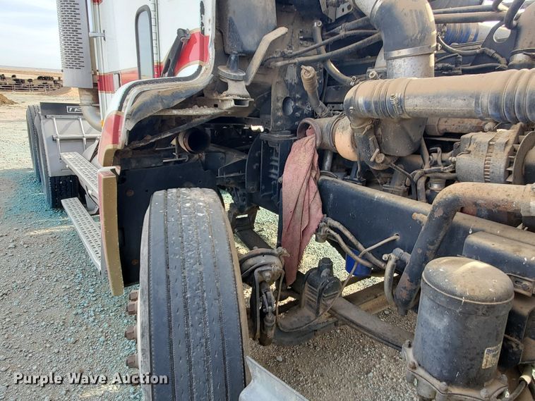 image for item DG8425 1999 Freightliner FLD120  semi truck