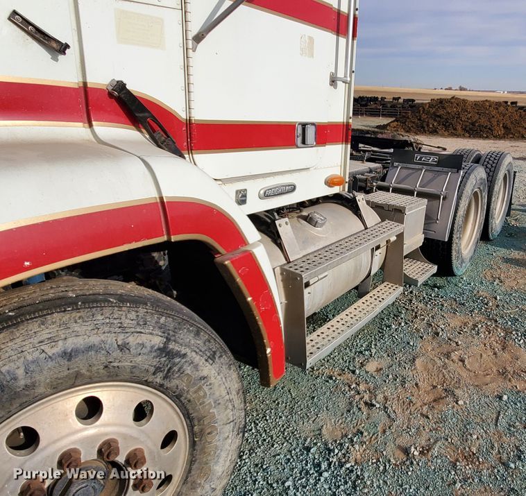 image for item DG8425 1999 Freightliner FLD120  semi truck