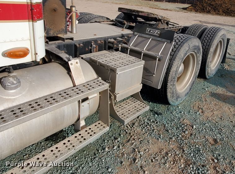 image for item DG8425 1999 Freightliner FLD120  semi truck