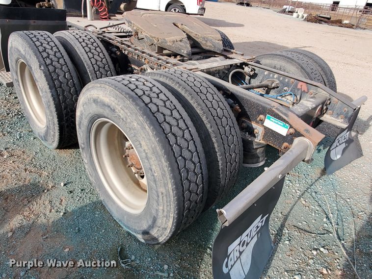 image for item DG8425 1999 Freightliner FLD120  semi truck