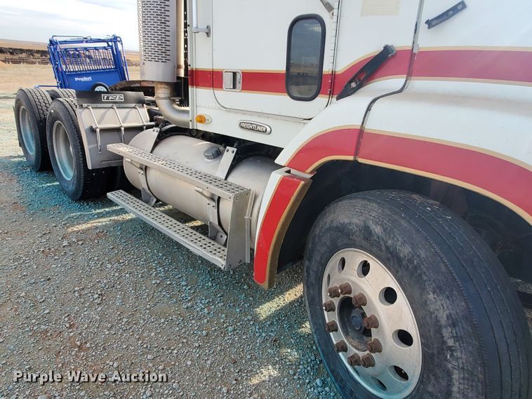 image for item DG8425 1999 Freightliner FLD120  semi truck