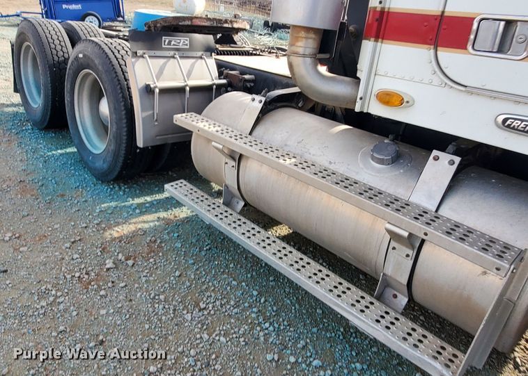 image for item DG8425 1999 Freightliner FLD120  semi truck