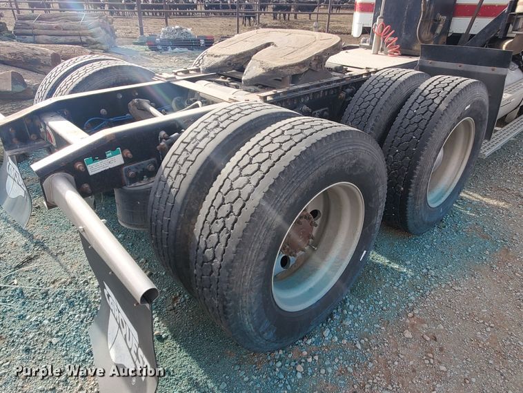 image for item DG8425 1999 Freightliner FLD120  semi truck