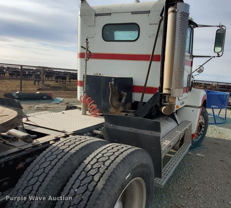 image for item DG8425 1999 Freightliner FLD120  semi truck