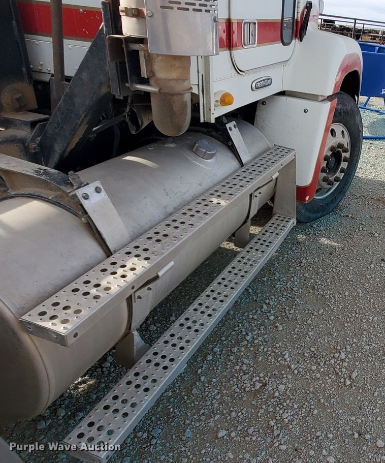 image for item DG8425 1999 Freightliner FLD120  semi truck