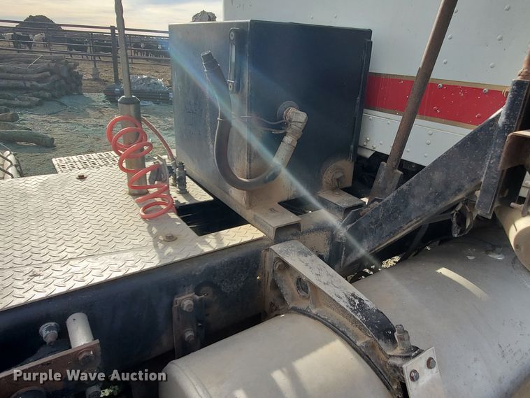 image for item DG8425 1999 Freightliner FLD120  semi truck