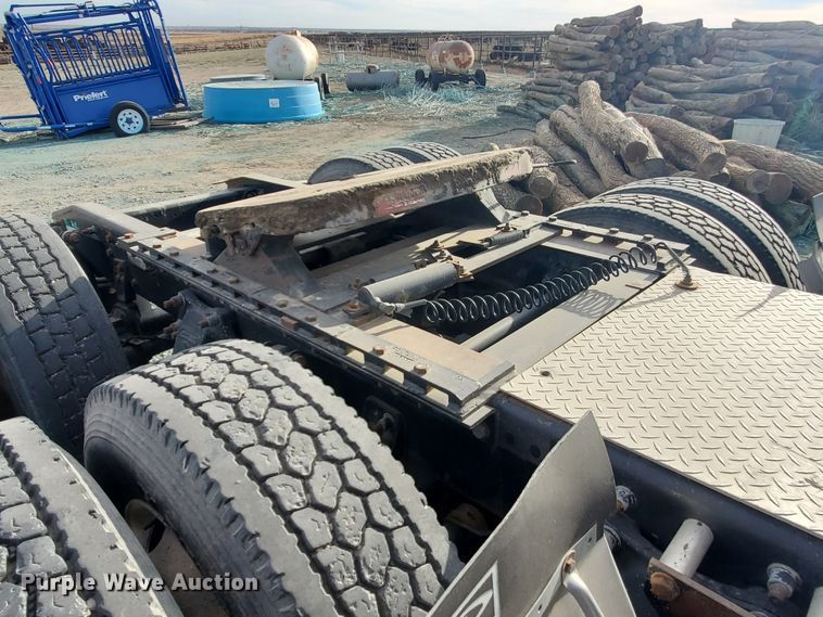 image for item DG8425 1999 Freightliner FLD120  semi truck