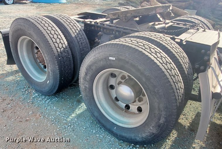 image for item DG8425 1999 Freightliner FLD120  semi truck