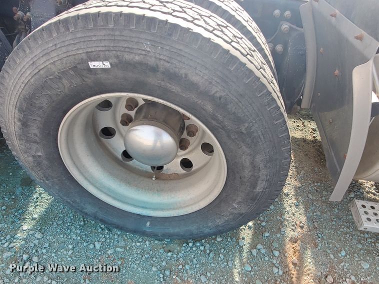 image for item DG8425 1999 Freightliner FLD120  semi truck