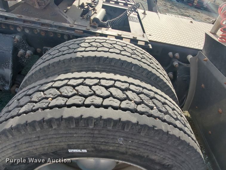 image for item DG8425 1999 Freightliner FLD120  semi truck