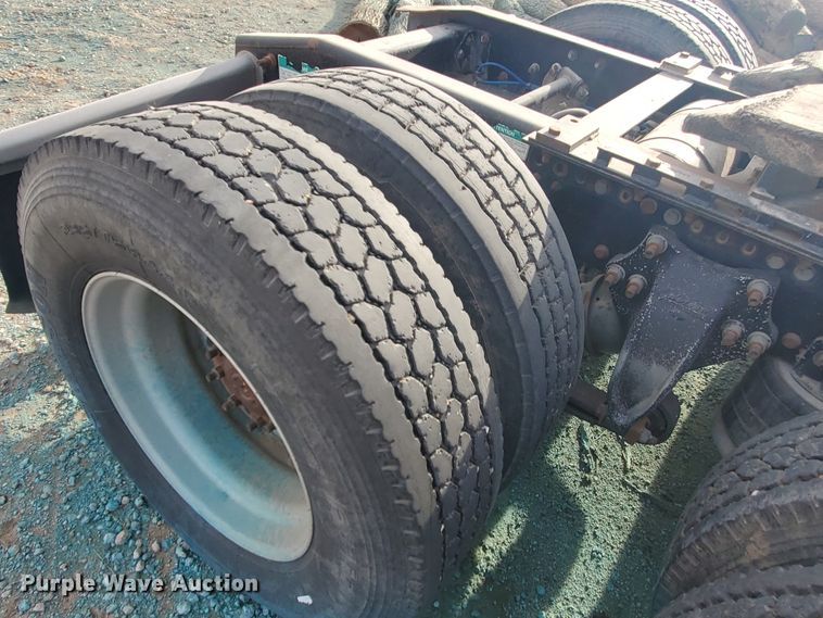 image for item DG8425 1999 Freightliner FLD120  semi truck